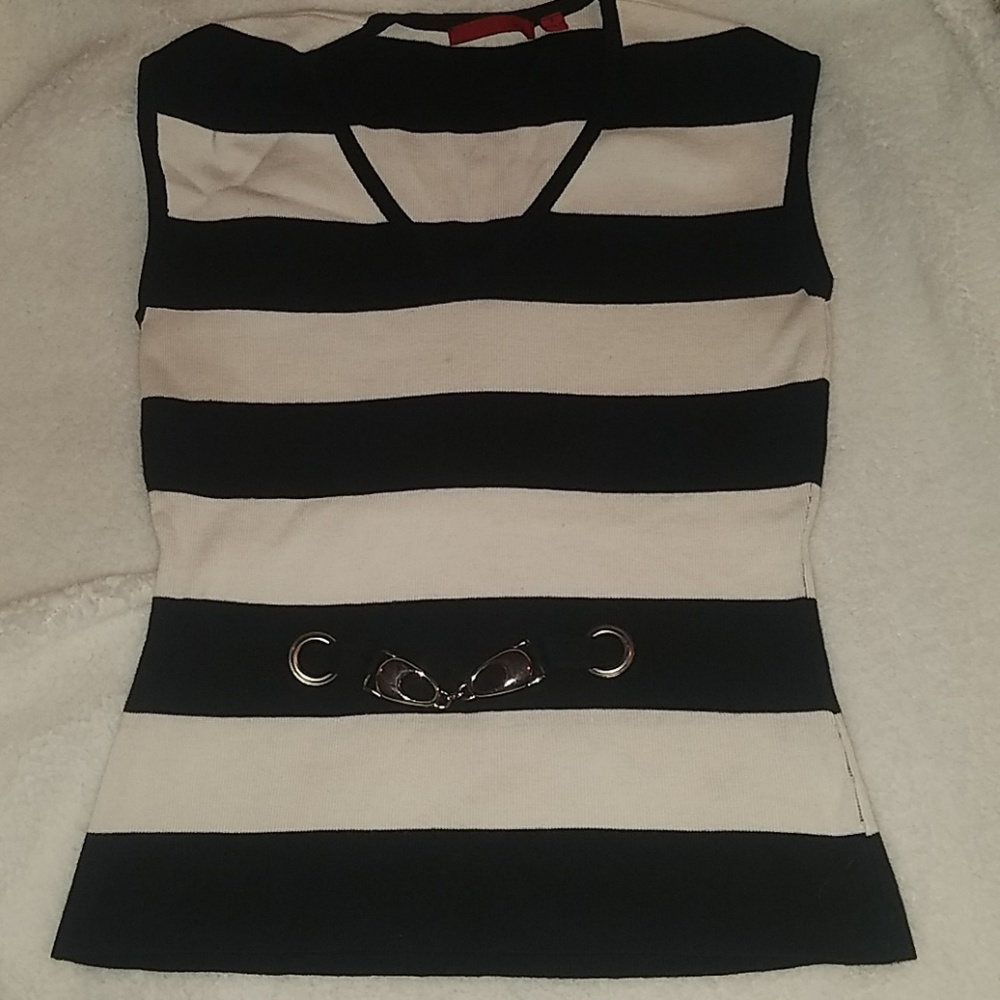 Sleeveless v-neck top